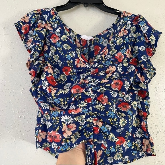 🦋 Sienna Sky Blue Floral Cinched V-Neck Cropped Blouse Large Spring - Picture 2 of 7